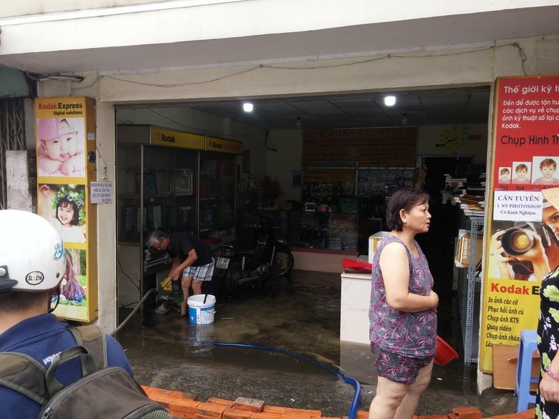 Xe cứu thương bì bõm giữa dòng nước gần Bến xe Miền Đông - ảnh 4