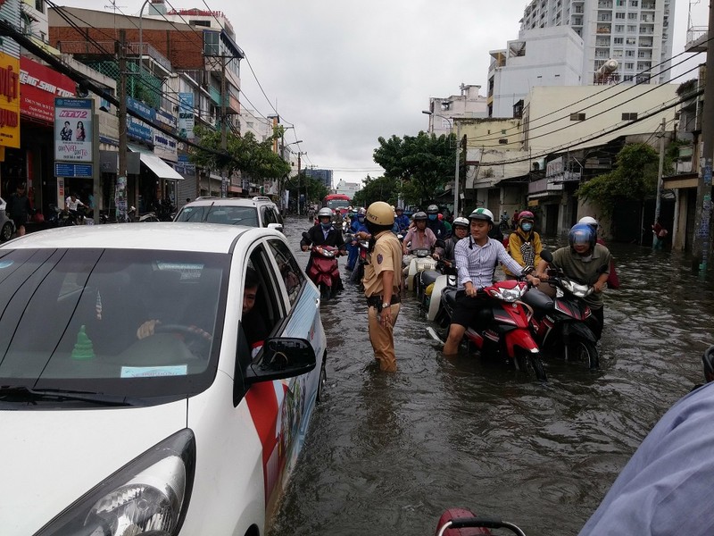 Xe cứu thương bì bõm giữa dòng nước gần Bến xe Miền Đông - ảnh 5