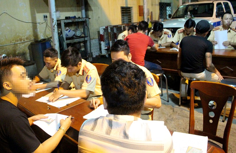 Theo chân cảnh sát trắng đêm xử lý người đi 'bão' quá khích - ảnh 5