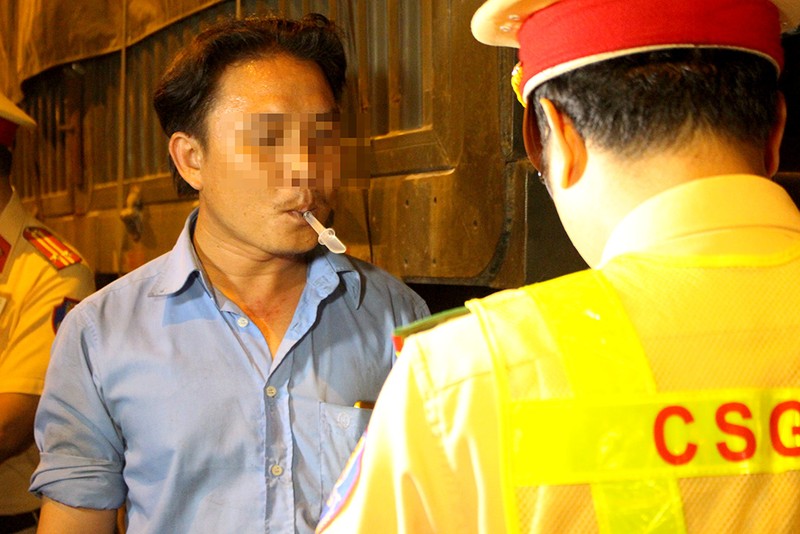 CSGT TP.HCM ra quân test ma túy tài xế bằng que thử nước bọt - ảnh 4
