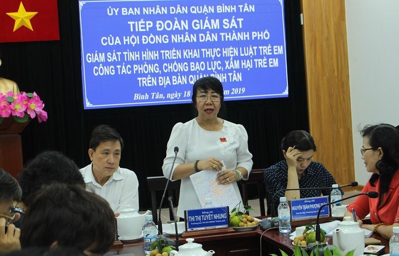 Bức xúc vụ để mẹ gõ cửa tìm nơi giám định khi con bị xâm hại - ảnh 1