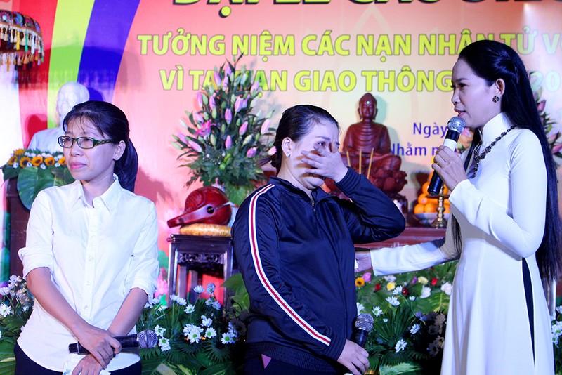 Người thân nạn nhân TNGT khóc nghẹn trong buổi cầu siêu - ảnh 2