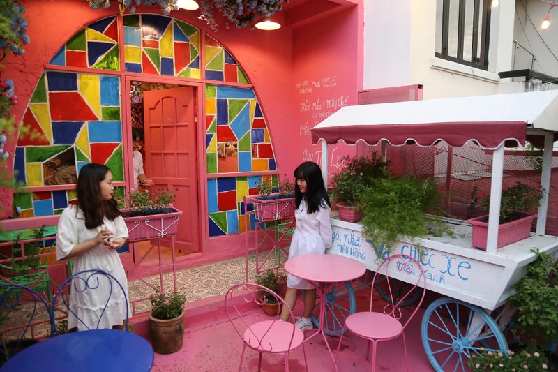Giới trẻ đến check-in 'Ngôi nhà màu hồng và xe đạp màu xanh' - ảnh 12