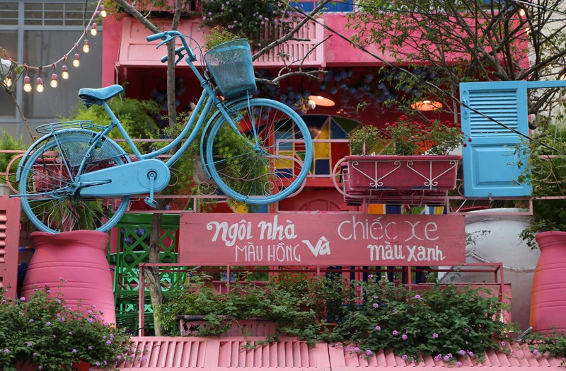 Giới trẻ đến check-in 'Ngôi nhà màu hồng và xe đạp màu xanh' - ảnh 2