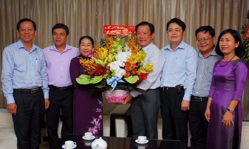 Lãnh đạo Thành ủy chúc mừng báo Pháp Luật TP.HCM - ảnh 1