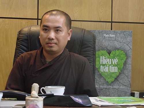 Tác giả cuốn sách Hiểu về trái tim - thiền sư Minh Niệm trong buổi gặp gỡ báo chí tại TP HCM Tác giả cuốn sách Hiểu về trái tim - thiền sư Minh Niệm trong buổi gặp gỡ báo chí tại TP HCM