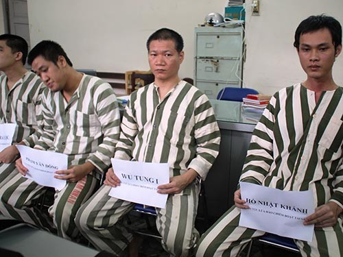Các đối tượng trong băng nhóm dùng điện thoại để lừa đảo Các đối tượng trong băng nhóm dùng điện thoại để lừa đảo