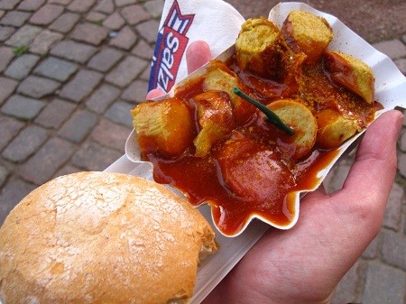 Bánh kẹp bột đậu chiên giòn ăn kèm với các loại rau củ ở Amman, Jordan.