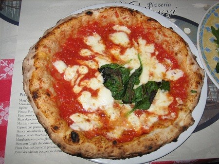 Pizza ở Naples, Ý.