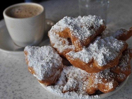 Bánh rán nóng rắc đường ở New Orleans, Mỹ.