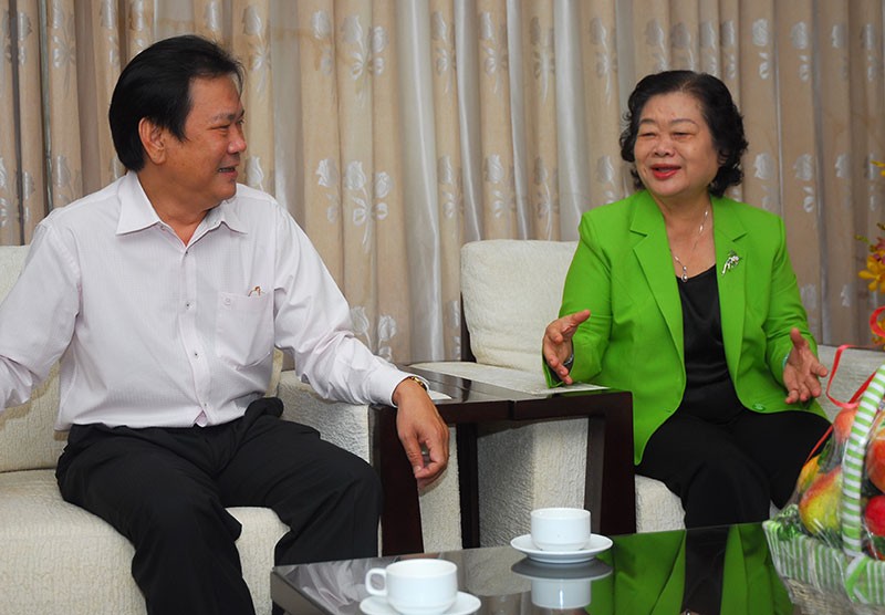 Nguyên Phó Chủ tịch nước Trương Mỹ Hoa chúc mừng báo Pháp Luật TP.HCM - ảnh 1