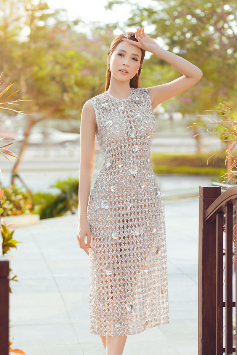 Sam diện váy xuyên thấu khoe đường cong gợi cảm - ảnh 1