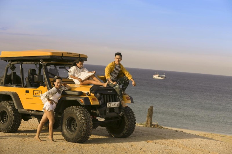 Ba mẹ con ca sĩ Thái Thùy Linh cùng làm MV ở biển Quảng Nam - ảnh 1