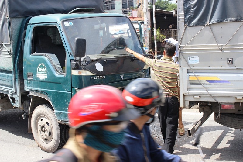 Tai nạn giữa 4 xe, hàng trăm phương tiện 'rồng rắn' QL1A - ảnh 1