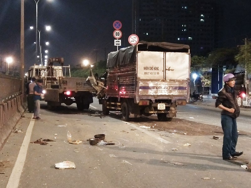 Tài xế, phụ xe chết thảm sau va chạm kinh hoàng giữa 2 xe tải - ảnh 1