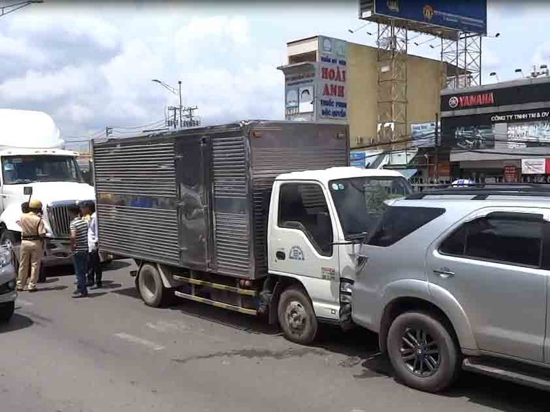 Container lao vào xe chờ đèn đỏ ở đường Trường Chinh - ảnh 1