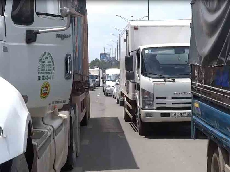 Container lao vào xe chờ đèn đỏ ở đường Trường Chinh - ảnh 2
