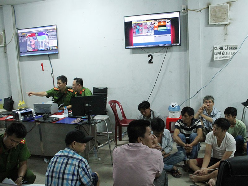 Cảnh sát giả trang trên 2 ô tô bắt ổ bạc khủng quận 12 - ảnh 2