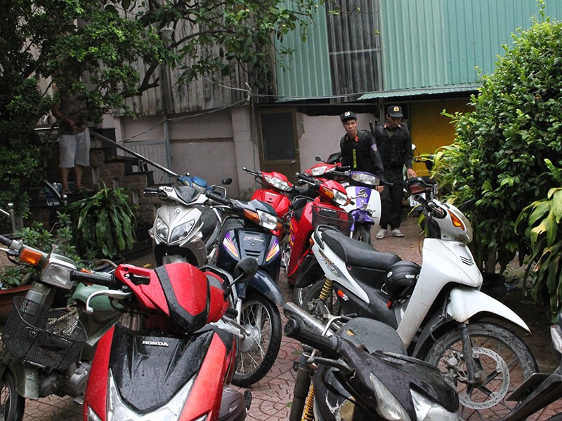 Cảnh sát giả trang trên 2 ô tô bắt ổ bạc khủng quận 12 - ảnh 4