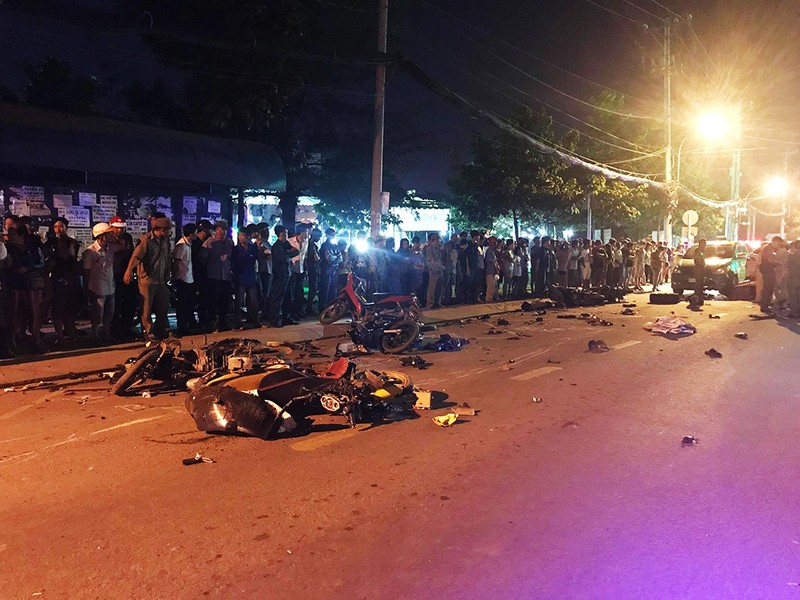 13 xe tông liên hoàn ở quận 12, nhiều người thương vong - ảnh 4