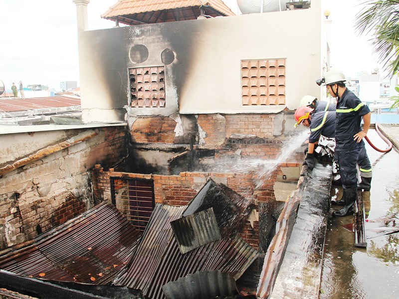 Cháy kèm tiếng nổ dữ dội trên đường Lê Văn Sỹ - ảnh 2