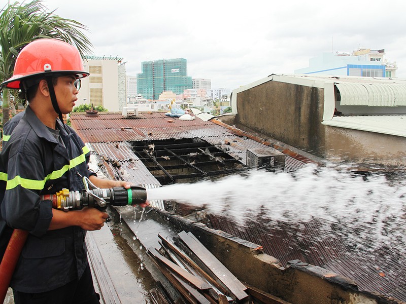 Cháy kèm tiếng nổ dữ dội trên đường Lê Văn Sỹ - ảnh 1