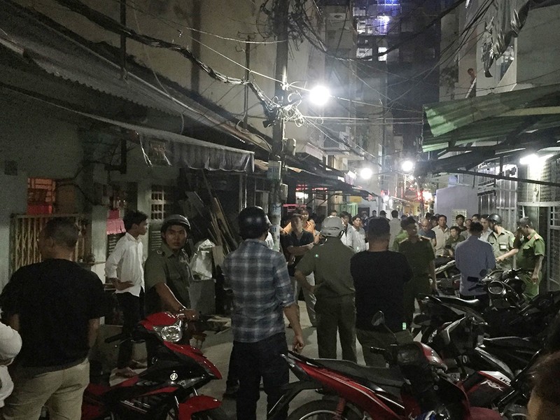 Mang dao, súng đến nhà giết chồng nhân tình - ảnh 1