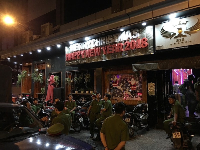 Trăm cảnh sát 'đột kích' 2 quán bar trung tâm Sài Gòn - ảnh 2