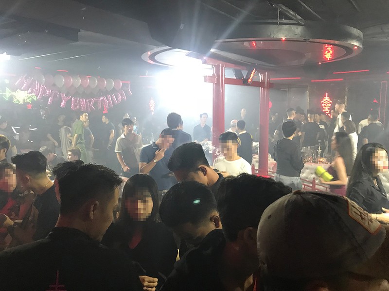 Nhóm giang hồ phê ma túy trong quán bar chui ở quận 1 - ảnh 1