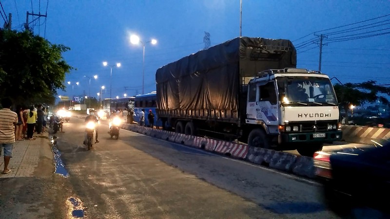 Xe đưa rước công nhân tông liên hoàn, 1 người bị thương - ảnh 2