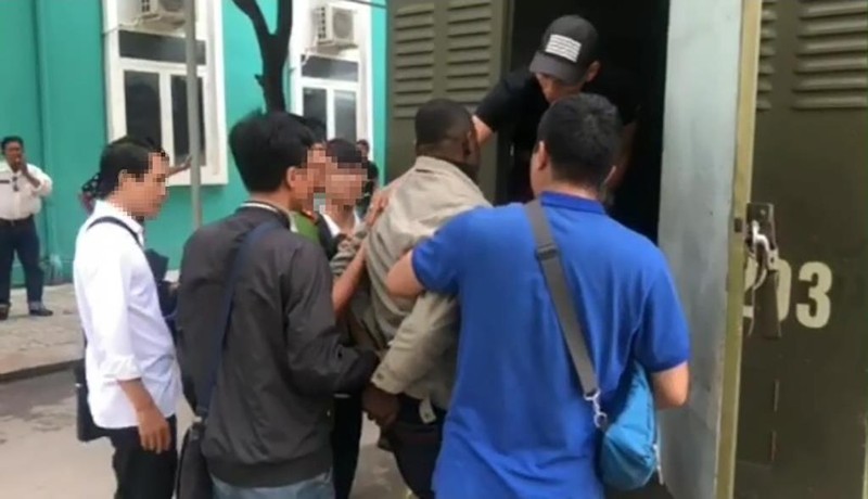 Bắt người đàn ông nuốt gần 2kg cocain tại sân bay Tân Sơn Nhất - ảnh 1