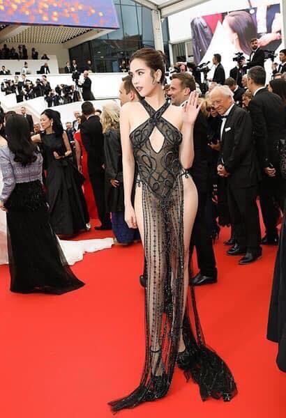 Ngọc Trinh gây sốc khi mặc như không mặc ở Cannes