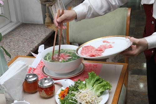 Bát phở đắt nhất Hà Nội có giá 850.000 đồng được ăn cùng với thịt bò Kobe cao cấp của Nhật Bản. Ảnh: Capital Garden Hotel.