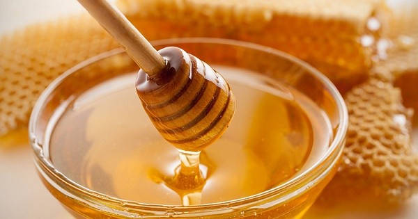 Rủi ro gì có thể gặp nếu cho trẻ sơ sinh ăn mật ong? - ảnh 1