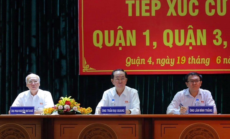 Chủ tịch nước tươi cười bắt tay cử tri TP.HCM - ảnh 1