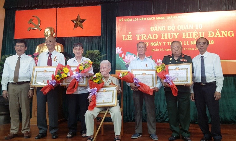 TP.HCM trao Huy hiệu 70 năm tuổi Đảng cho 147 Đảng viên - ảnh 2