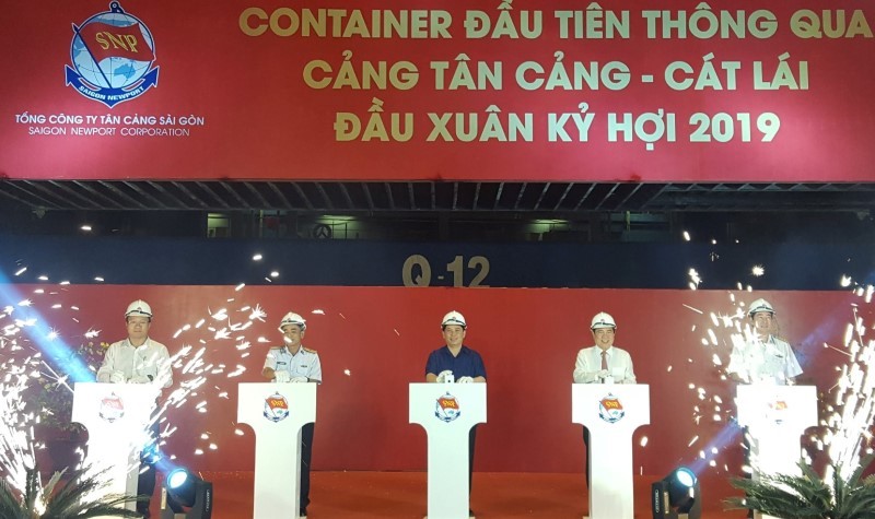 Tân Cảng phát lệnh làm hàng đầu năm - ảnh 1