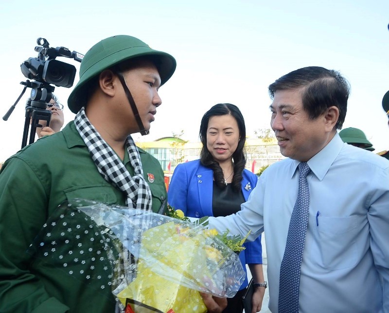 Bịn rịn chia tay tân binh TP.HCM lên đường tòng quân - ảnh 1