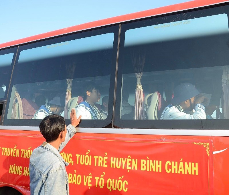Bịn rịn chia tay tân binh TP.HCM lên đường tòng quân - ảnh 3