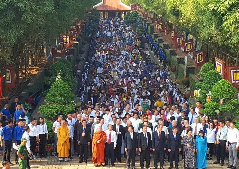 Hàng ngàn người dân TP.HCM dự giỗ tổ Hùng Vương - ảnh 2