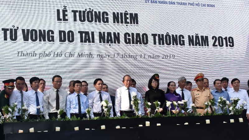 Nước mắt rơi trong lễ tưởng niệm nạn nhân tai nạn giao thông - ảnh 1