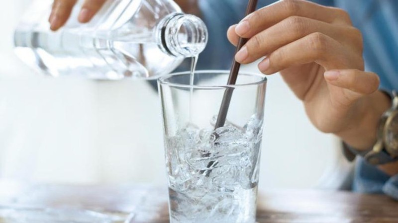 Nước ấm, nước lạnh: Uống thời điểm nào cho thích hợp? - ảnh 2
