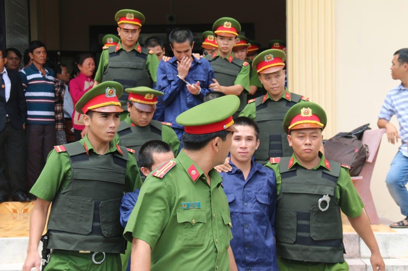 10 bị cáo gây rối tại Phan Rí Cửa lãnh án - ảnh 2