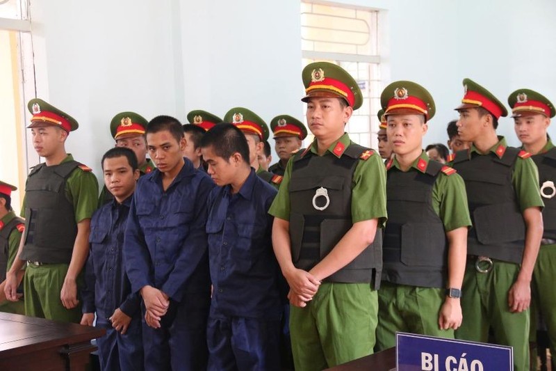 10 bị cáo gây rối tại Phan Rí Cửa lãnh án - ảnh 1