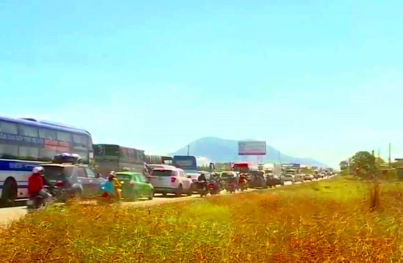 2 tai nạn liên hoàn ở Bình Thuận, Quốc lộ nghẽn nhiều giờ - ảnh 2