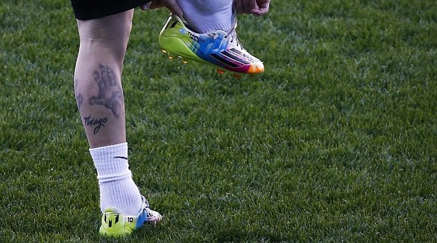 Barca phàn nàn mặt cỏ trên sân Vicente Calderon quá cao - ảnh 1