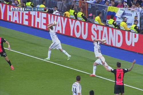 Hai cầu thủ Real Madrid cùng sốt sắng ném biên ở phút 42 Hai cầu thủ Real Madrid cùng sốt sắng ném biên ở phút 42
