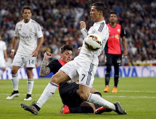 Ronaldo tiếp tục kém duyên trước khung thành đối phương Ronaldo tiếp tục kém duyên trước khung thành đối phương