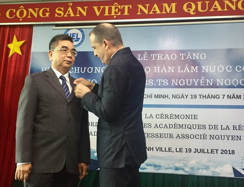 PGS Nguyễn Ngọc Điện nhận huân chương Cành cọ Hàn lâm Pháp - ảnh 1