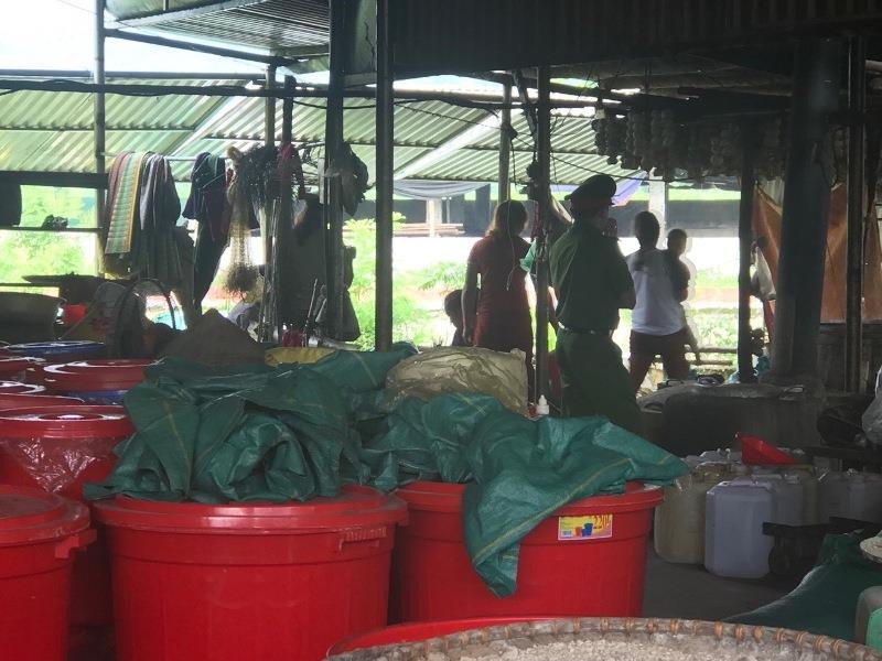 Phát hiện 2 cơ sở sản xuất rượu thủ công trốn thuế